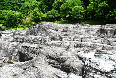 写真-７ 虎岩（スティルプノメレン片岩）