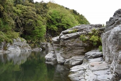 写真-1 秩父長瀞の岩畳（国の天然記念物）（六郷課長の撮影：結晶片岩）