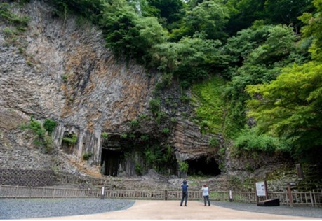 写真-4　玄武洞（玄武岩の柱状節理）（★４）