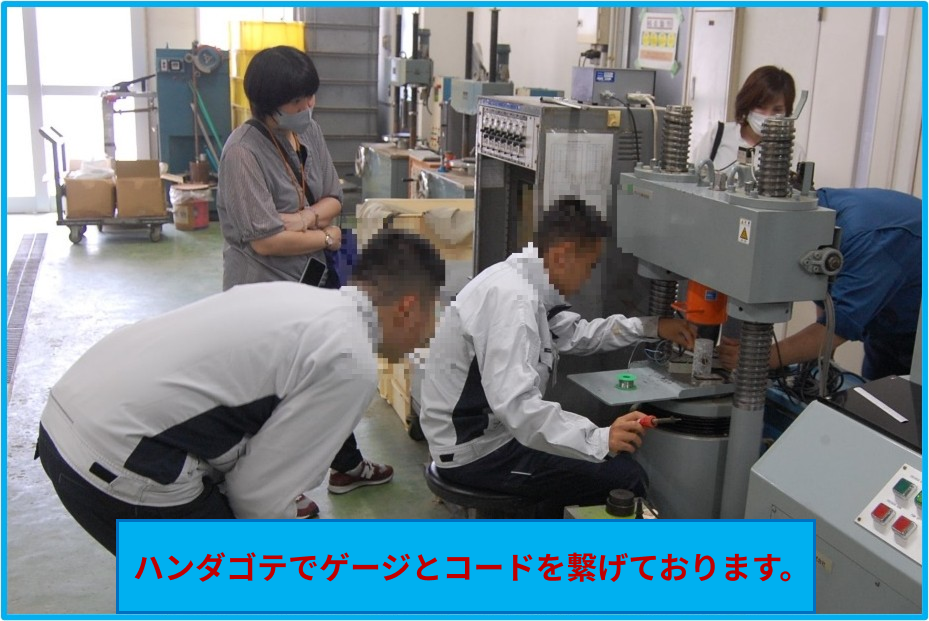 ハンダゴテでゲージとコードを繋げております。